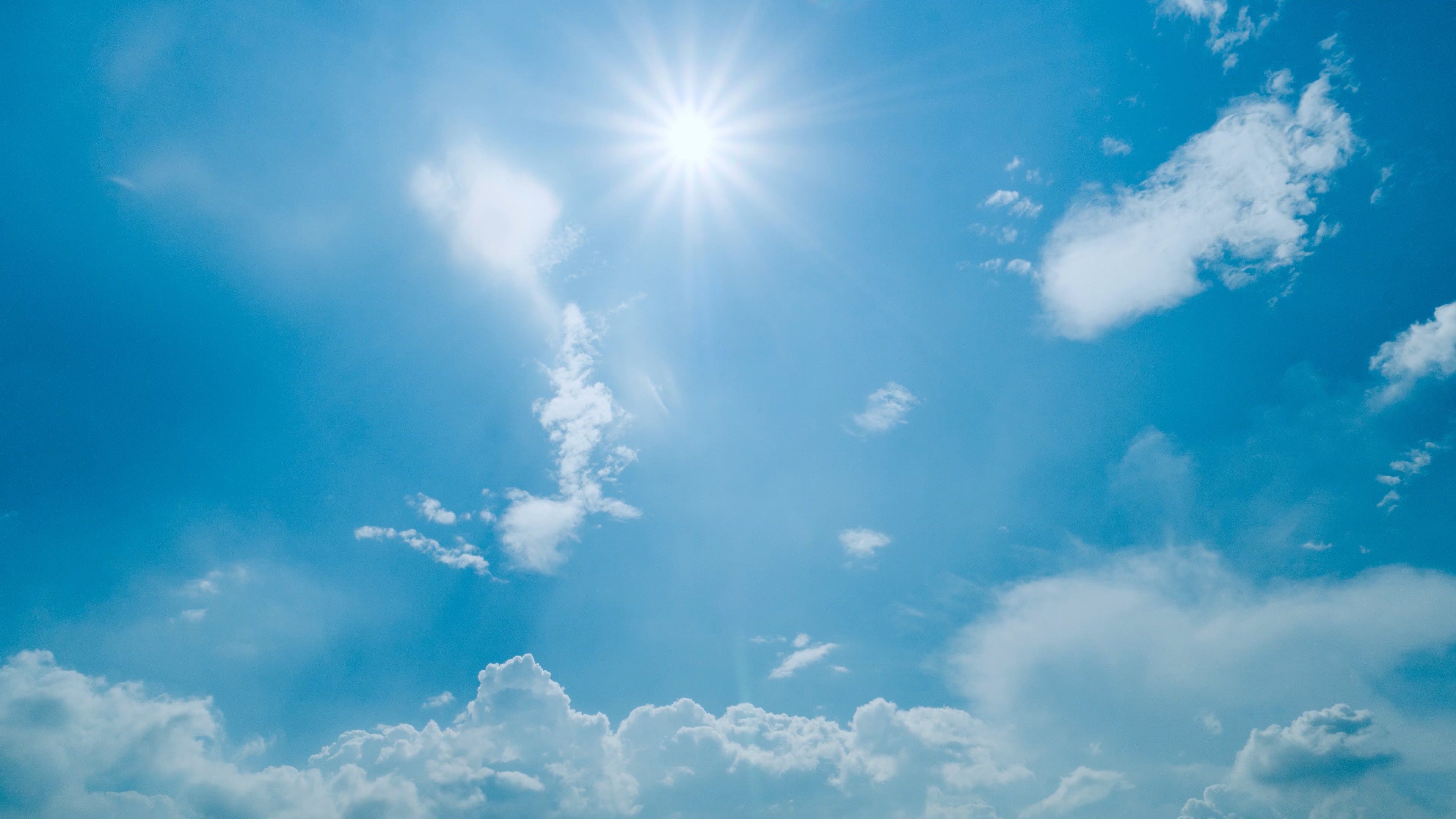 4k云层遮挡太阳阳光蓝天白云天空云朵耶稣光变化延时拍摄摄影视频的预览图