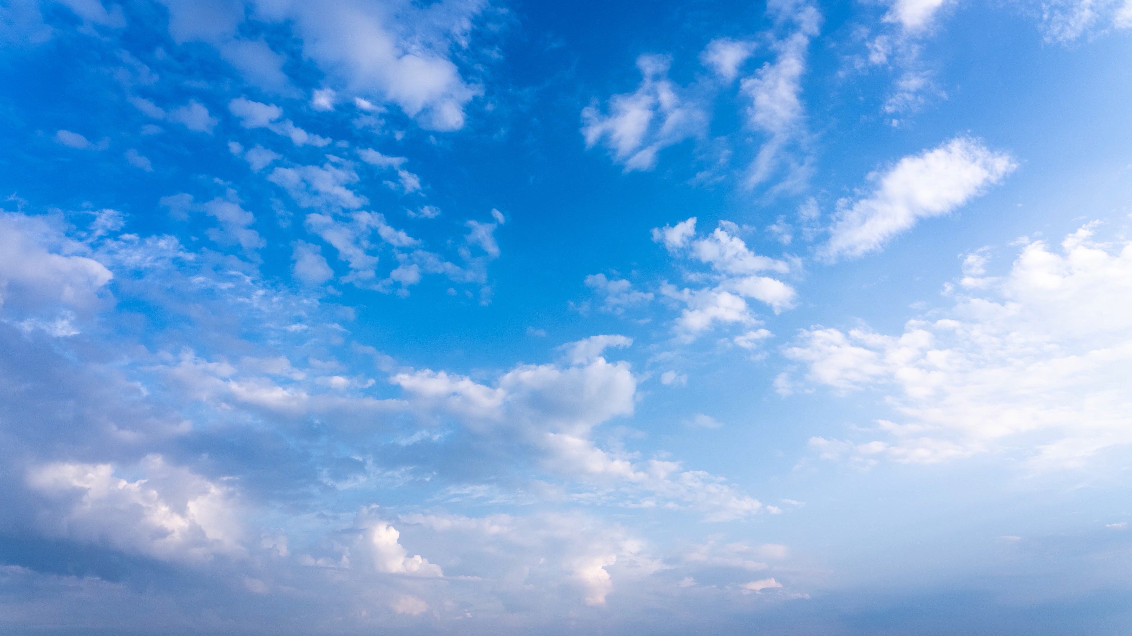 4k唯美清晨蓝天白云云层天空云朵变化延时摄影拍摄空镜视频的预览图