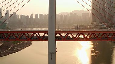 4k航拍重庆交通轻轨行驶穿过千厮门大桥视频的预览图