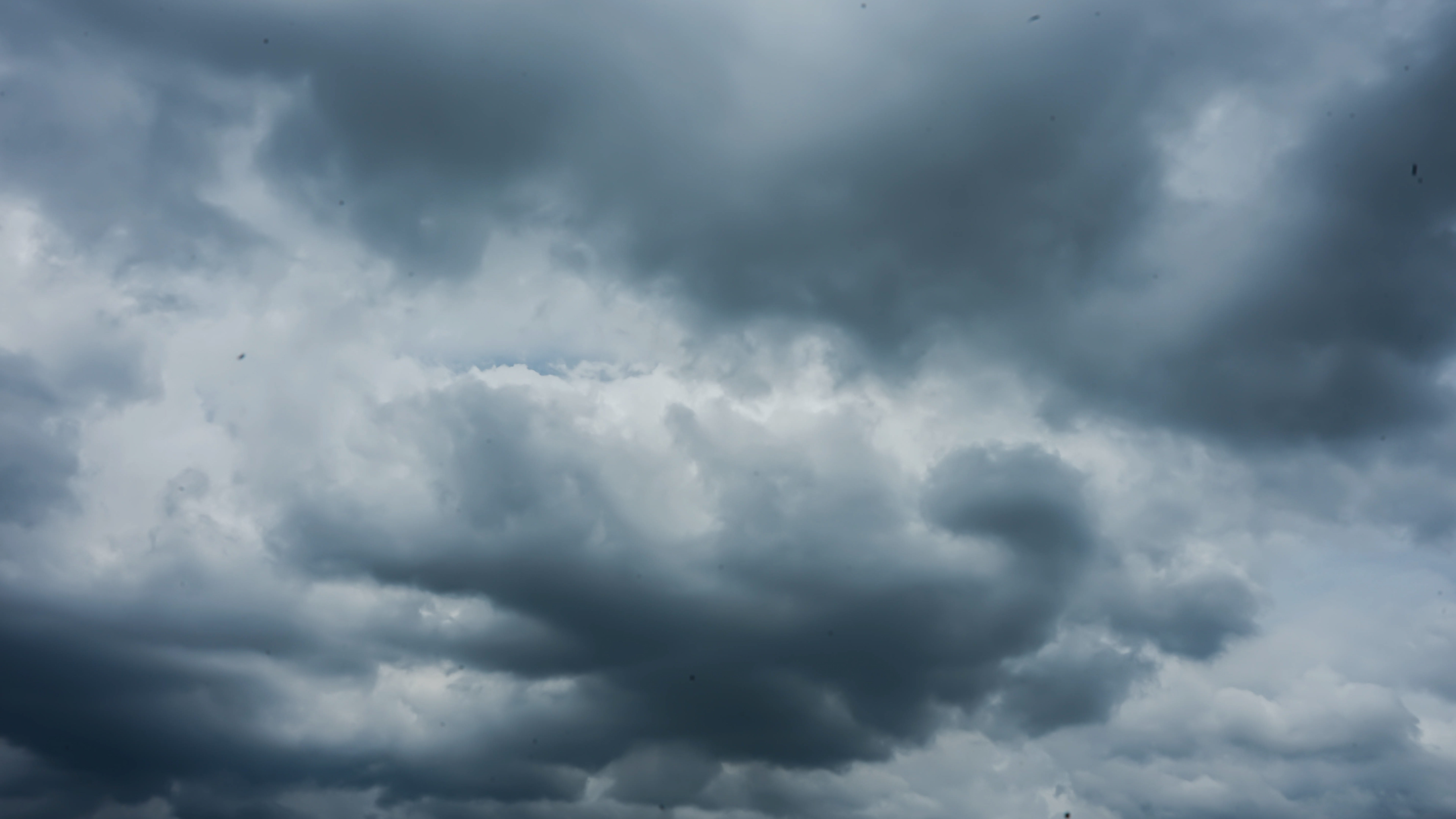 4K夏季暴雨前乌云密布的天气延时拍摄摄影视频的预览图
