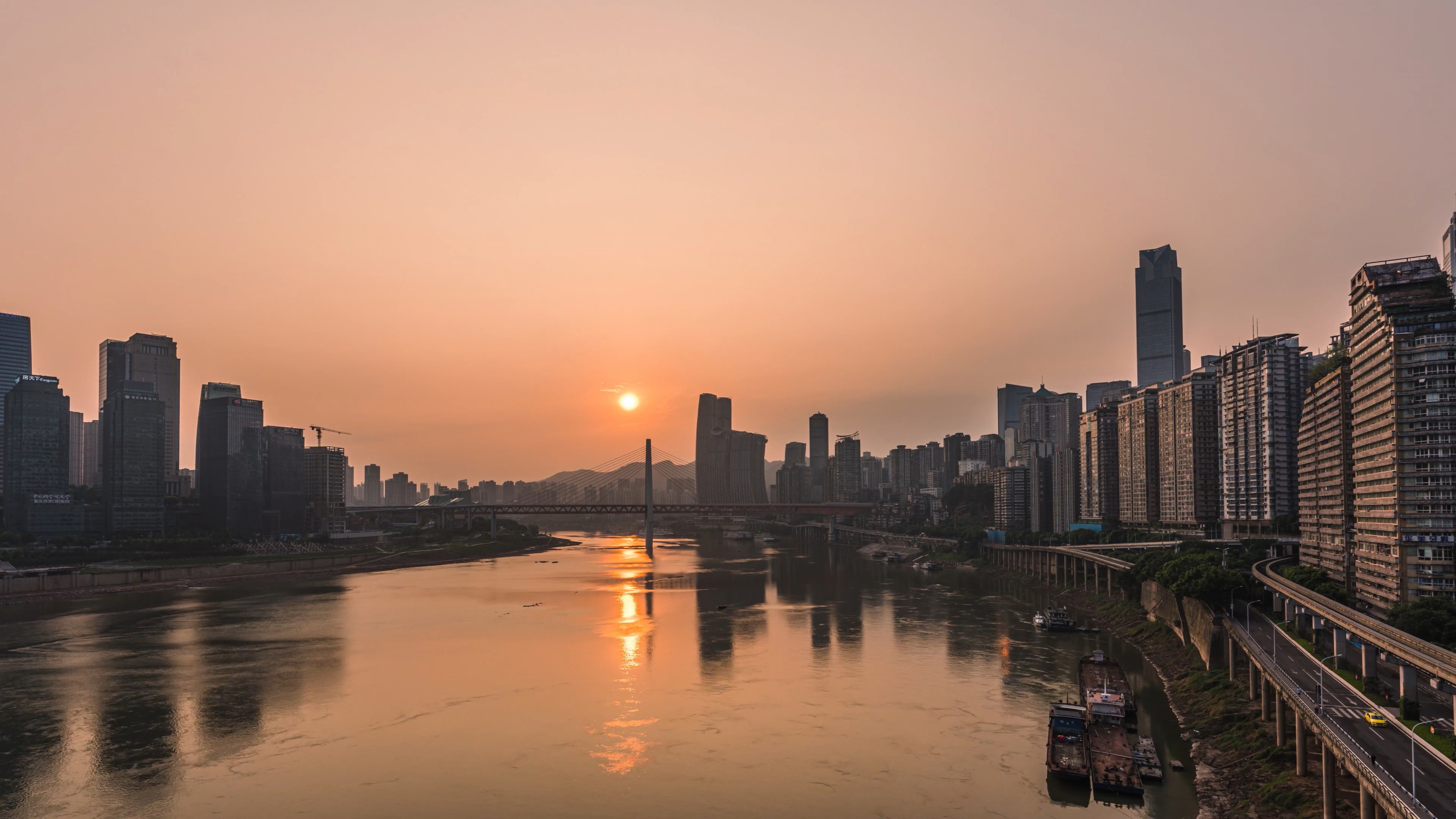 8k重庆嘉陵江千厮门大桥城市地标日出风光延时视频的预览图