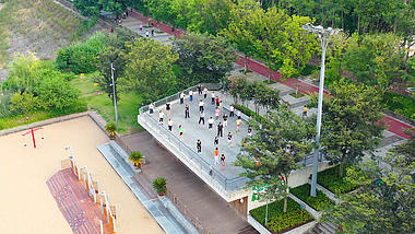 4k航拍公园清晨锻炼健身跳广场舞的市民全民健身视频的预览图