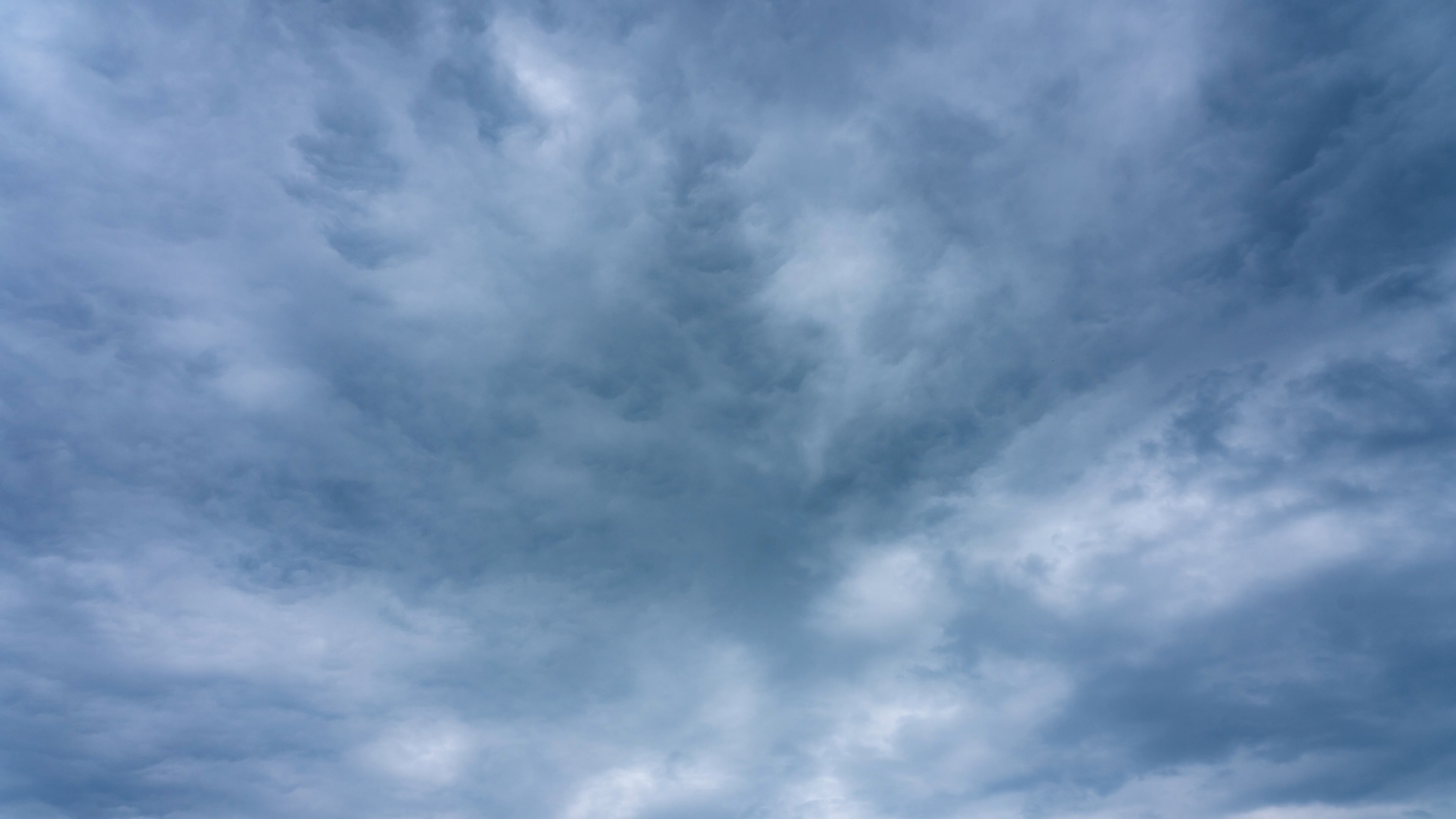 4k阴天天空乌云流动云层变化延时视频的预览图
