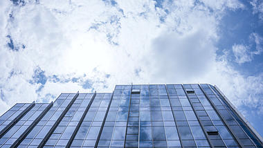 4K实拍大厦写字楼云层倒影蓝天白云云朵天空延时摄影拍摄视频的预览图