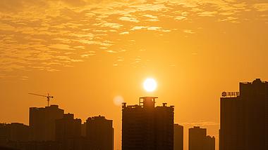 4k清晨太阳从楼房后升起城市日出延时视频的预览图