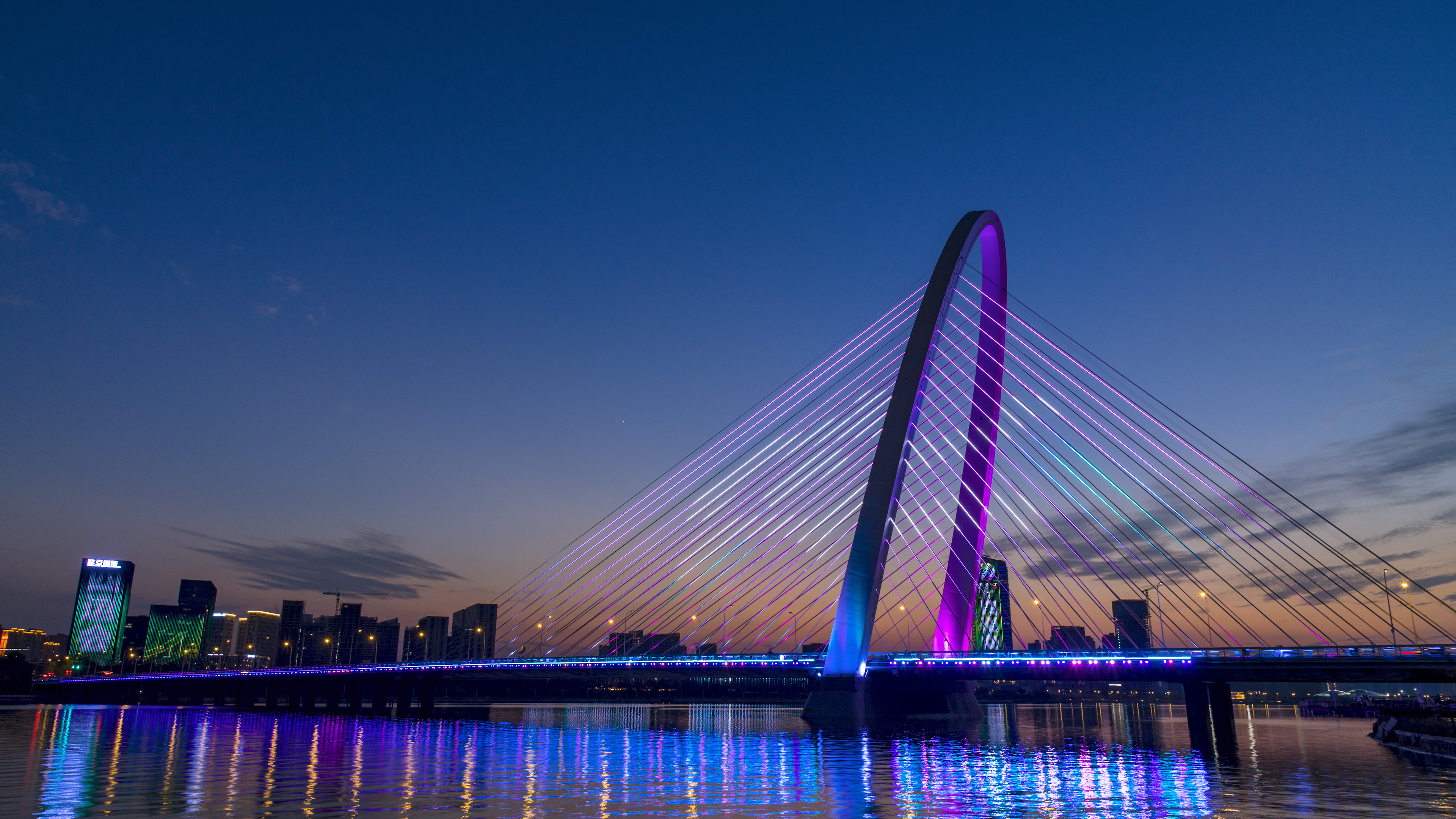 4K日转夜延时西安地标彩虹桥浐灞2号大桥延时摄影拍摄视频的预览图