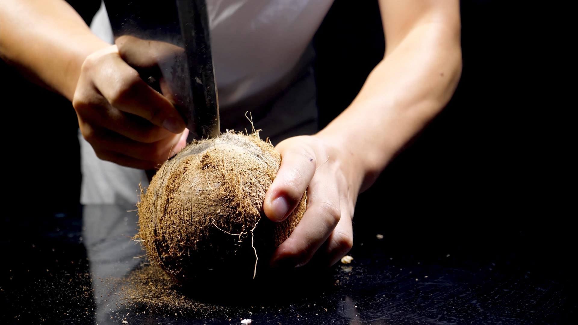 4K拍摄开椰子倒椰汁升格视频的预览图