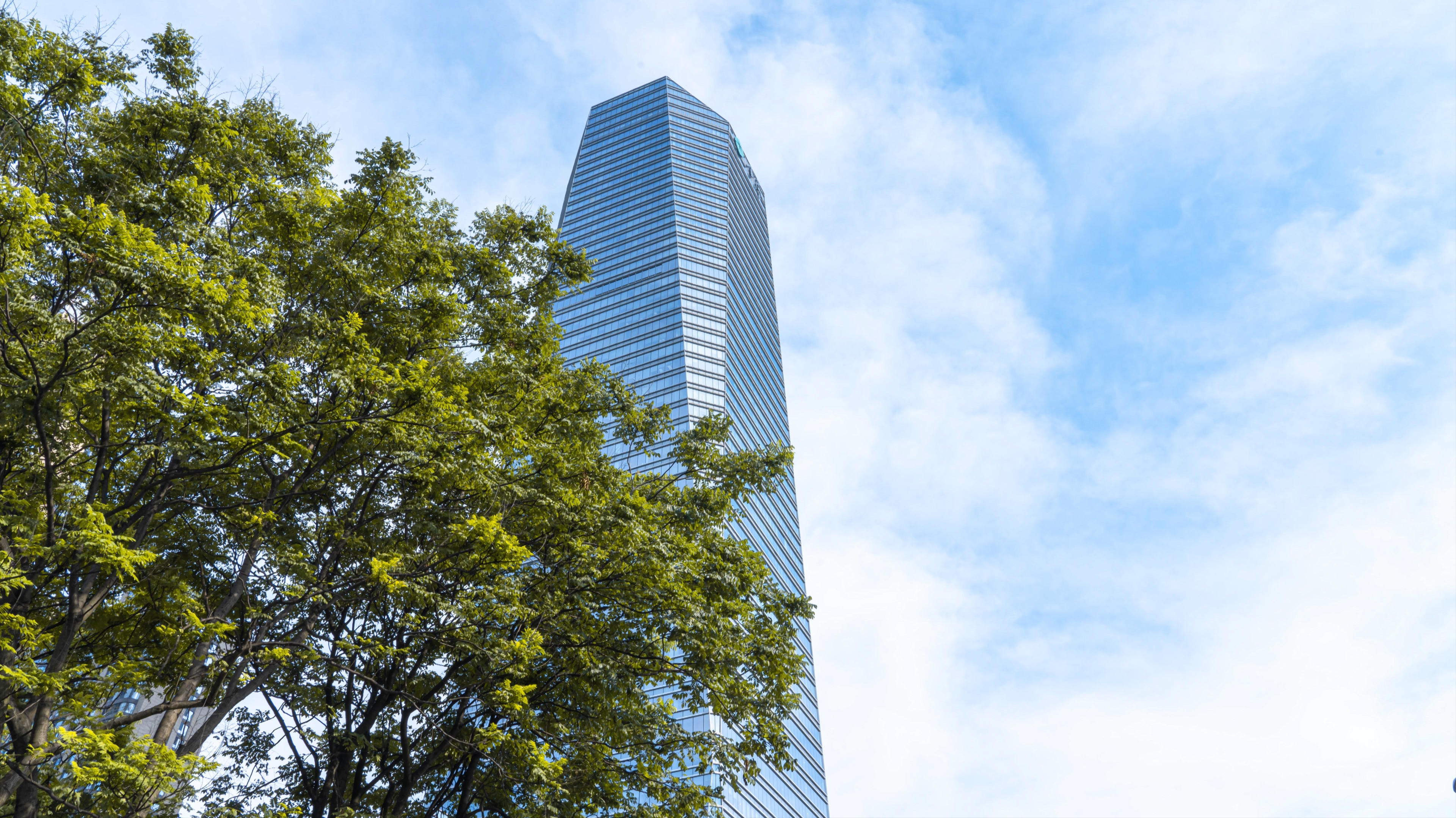 4K城市企业高楼蓝天白云城市发展延时视频的预览图