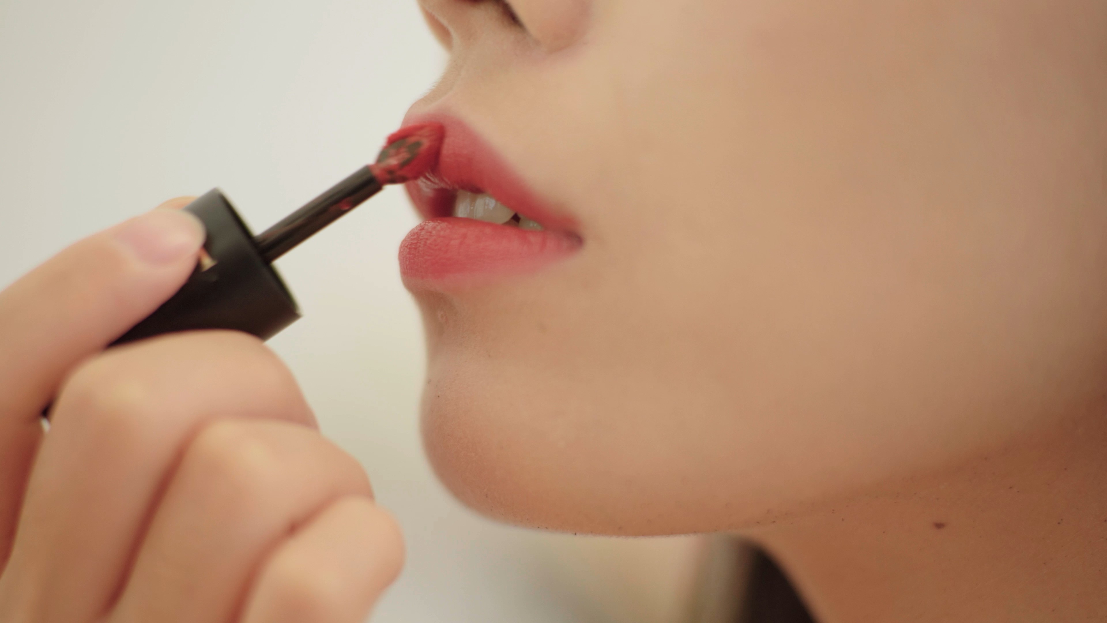 4K实拍女性涂口红化妆视频素材视频的预览图
