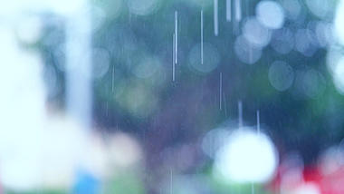 4k实拍虚化悲伤伤感意境雨天下雨小雨风光空镜视频的预览图