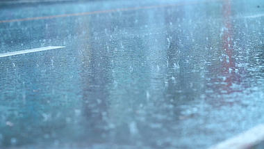 4K实拍伤感意境下雨天大雨雨滴落下升格空镜MP41080P视频素材