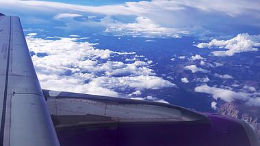 4k实拍云端飞机机翼蓝天白云视频视频的预览图