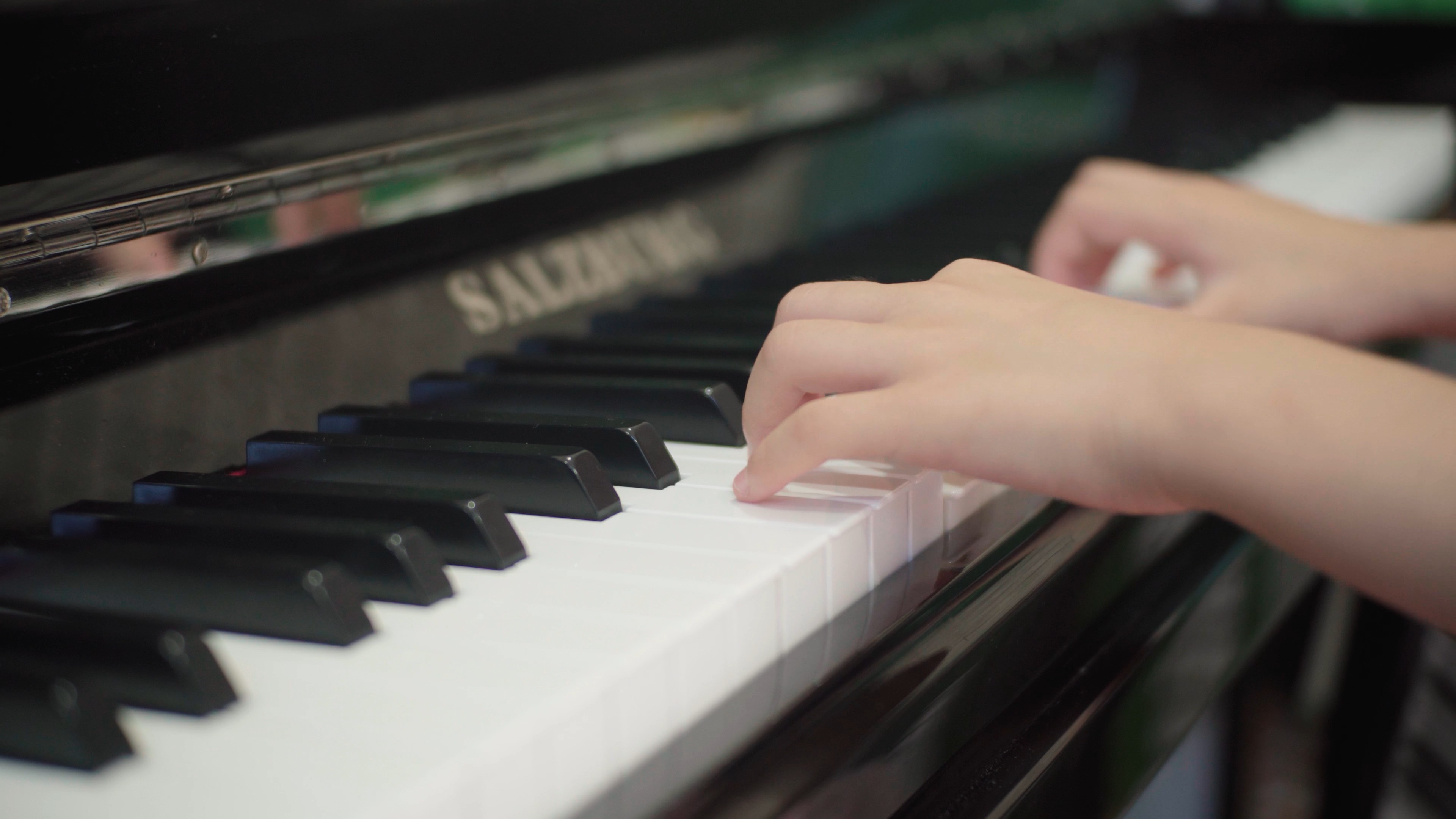 4K实拍小朋友学习练习弹钢琴素材视频的预览图