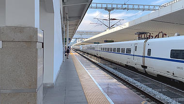 4k实拍高铁站站台到站的和谐号列车视频的预览图