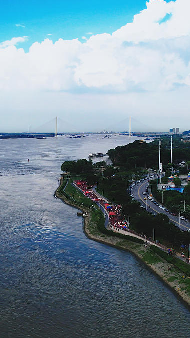 4K竖屏航拍南京长江边滨城市江风光视频的预览图