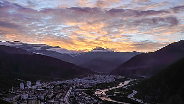 4k山沟峡谷中县城日出延时风光摄影视频的预览图