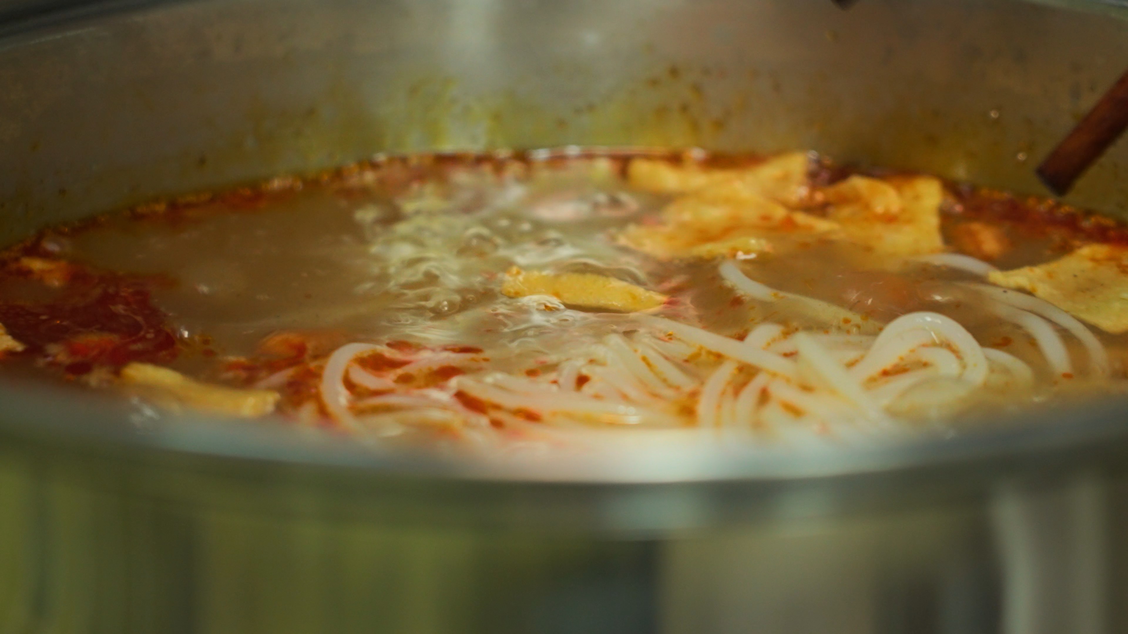 4k煮螺蛳粉广西柳州特色小吃美食商品宣传实拍视频的预览图