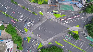 4K俯拍城市十字交叉路口拥堵的交通视频的预览图