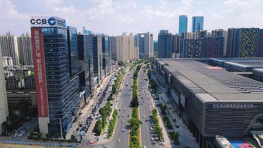 4K航拍贵阳城市大道车流交通实况视频的预览图