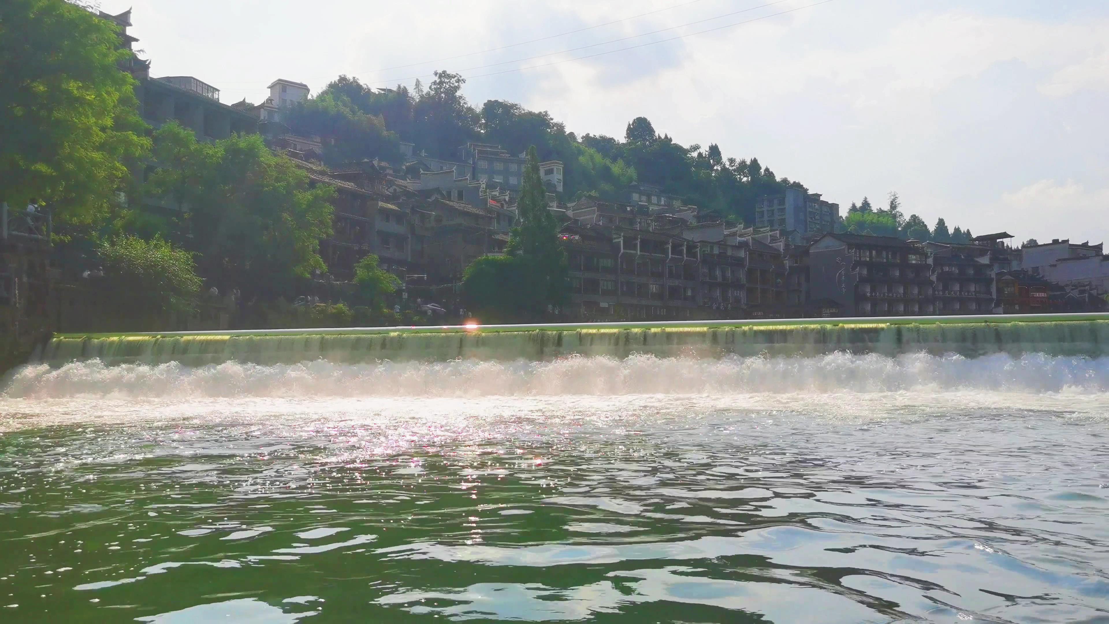 4k实拍大江大河流水瀑布堤坝水流视频视频的预览图