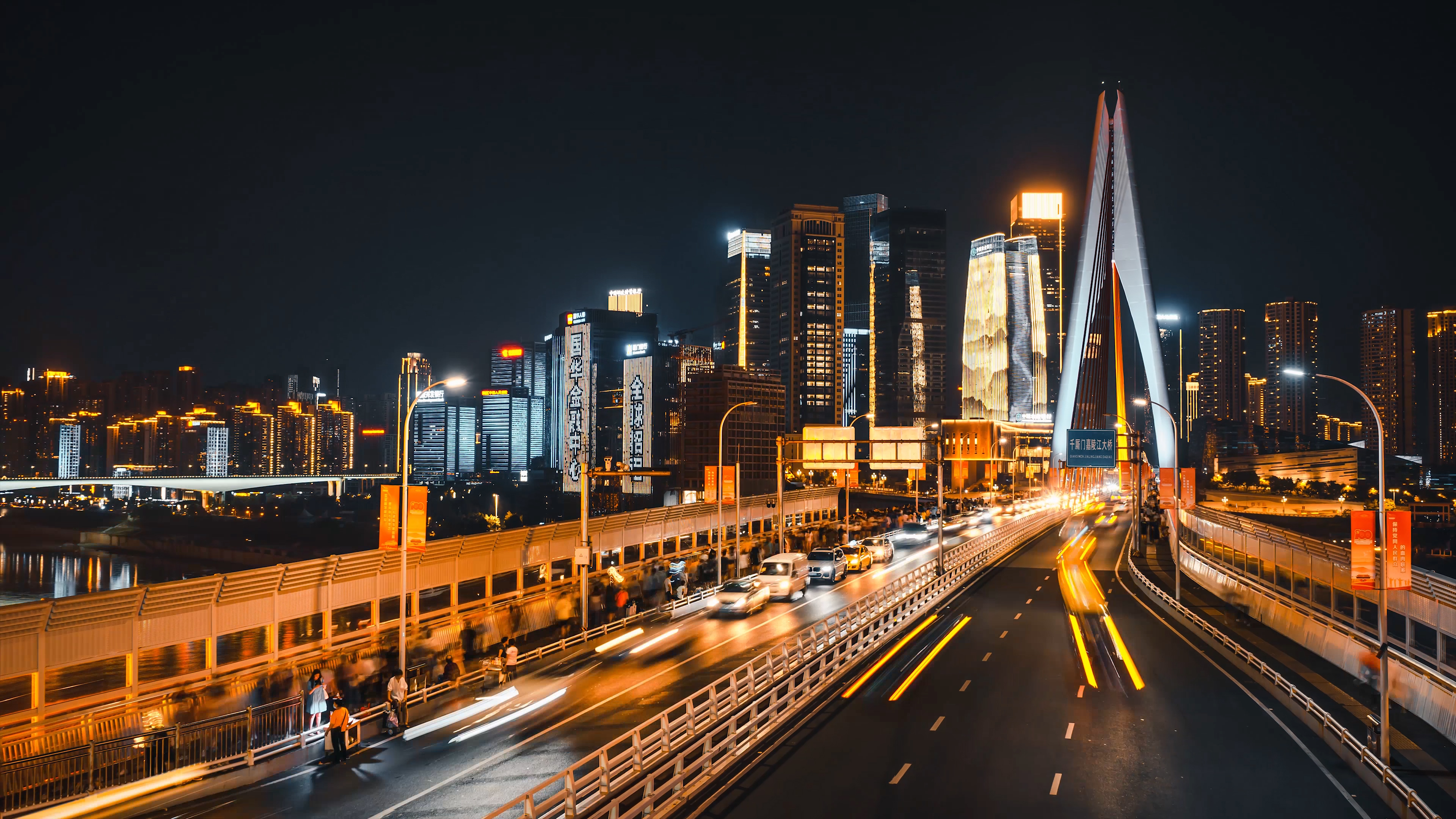 8K黑金震撼重庆地标千厮门大桥车流夜景延时视频的预览图