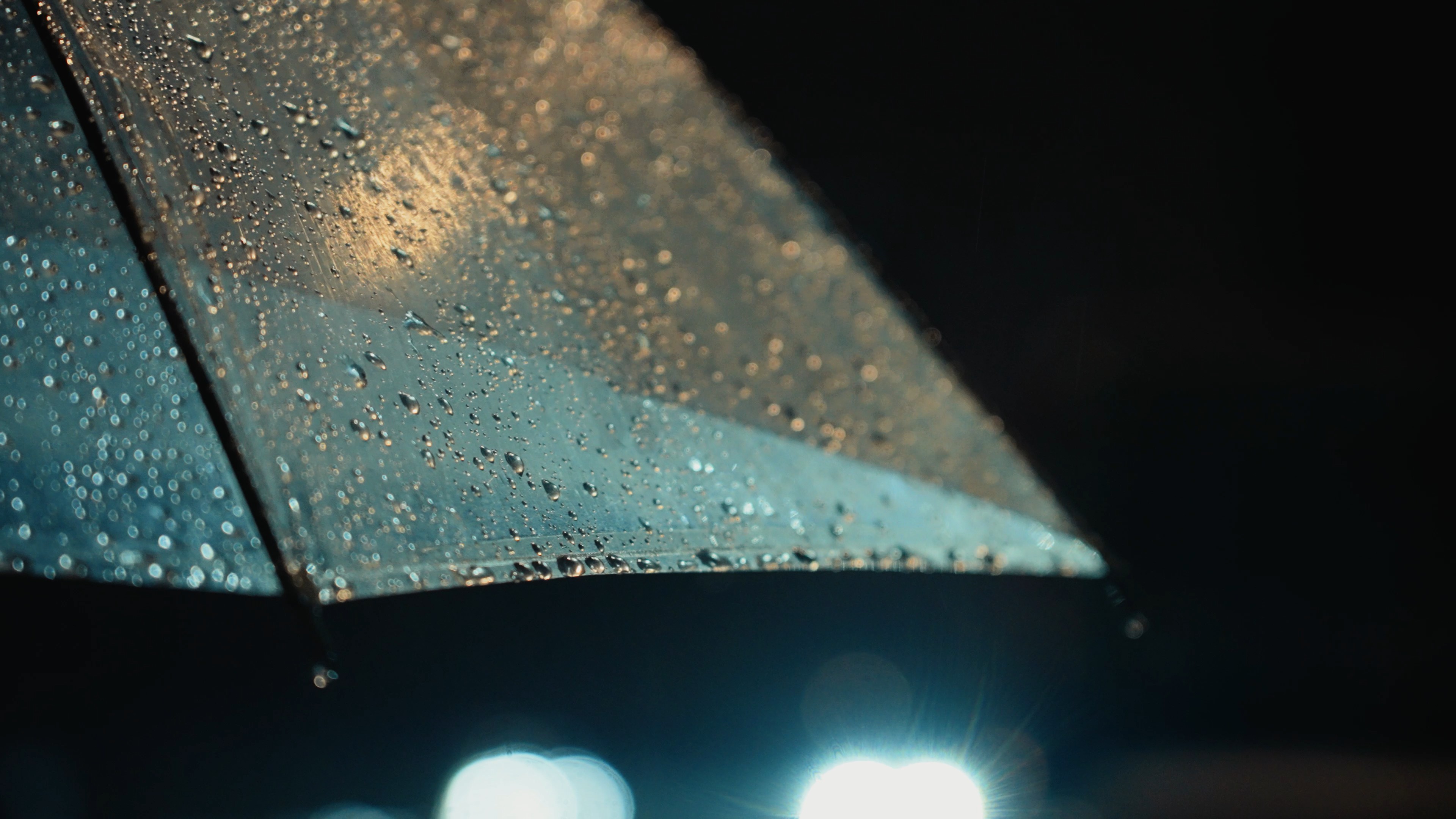 4k下雨天夜晚雨滴滑落雨伞伤感空镜人文意境视频的预览图
