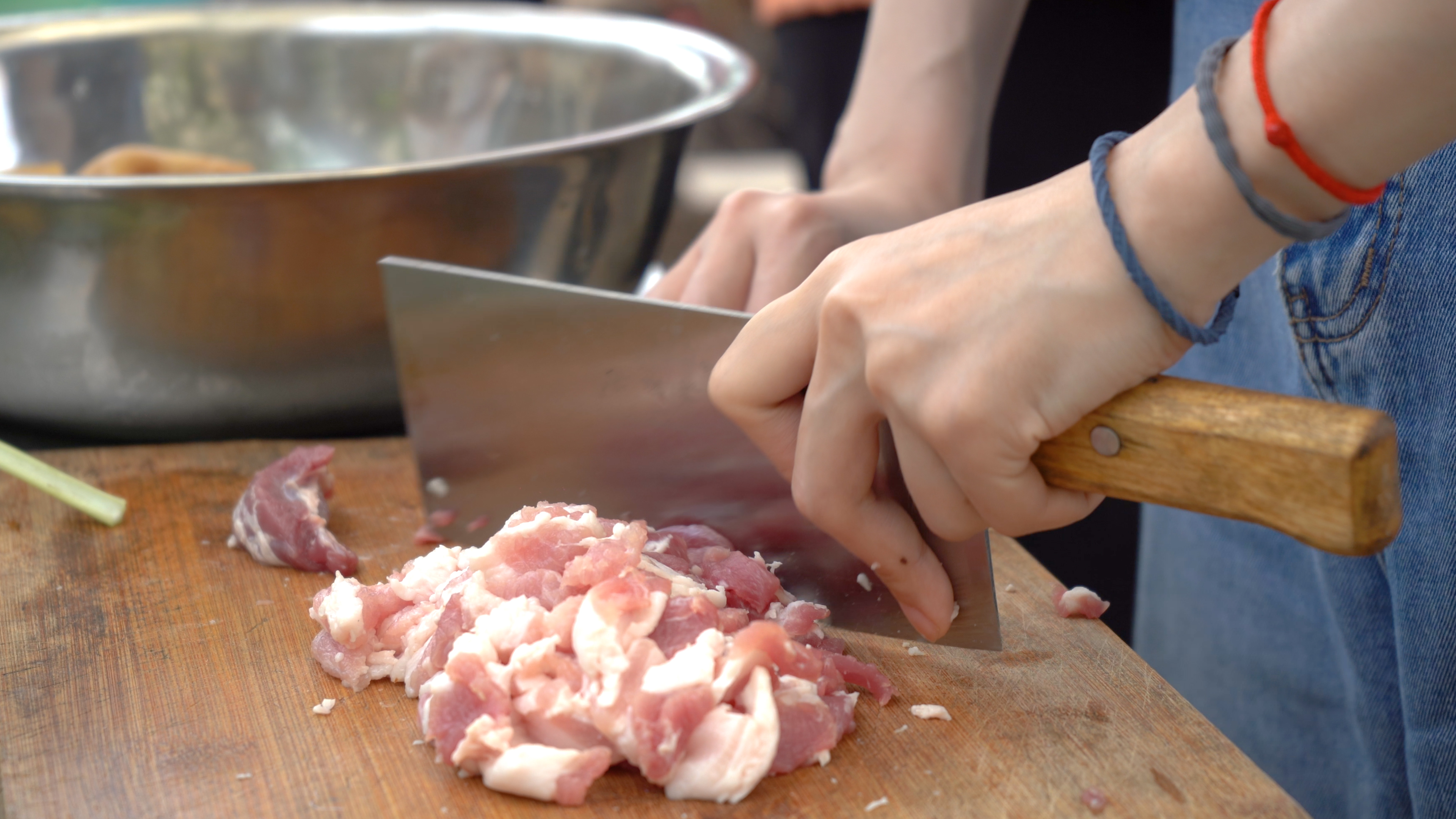 4K实拍家务做菜切菜切肉细节视频的预览图