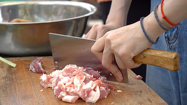 4K实拍家务做菜切菜切肉细节视频的预览图