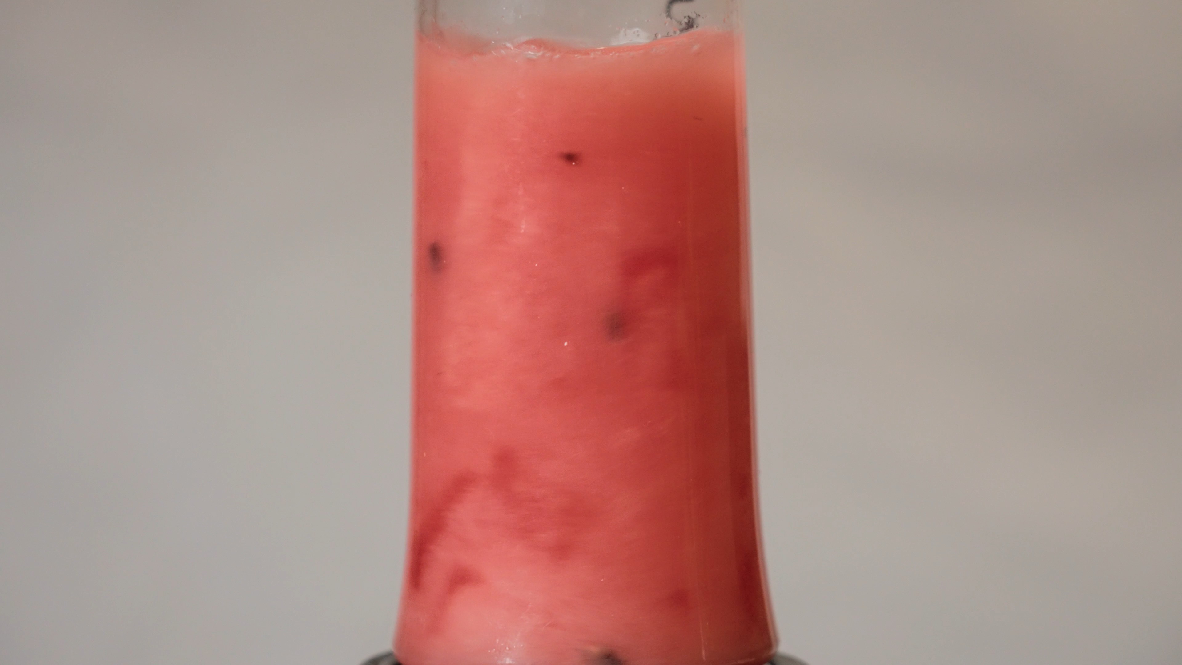 4k榨汁机榨西瓜汁实拍鲜果榨汁饮品摆拍视频的预览图