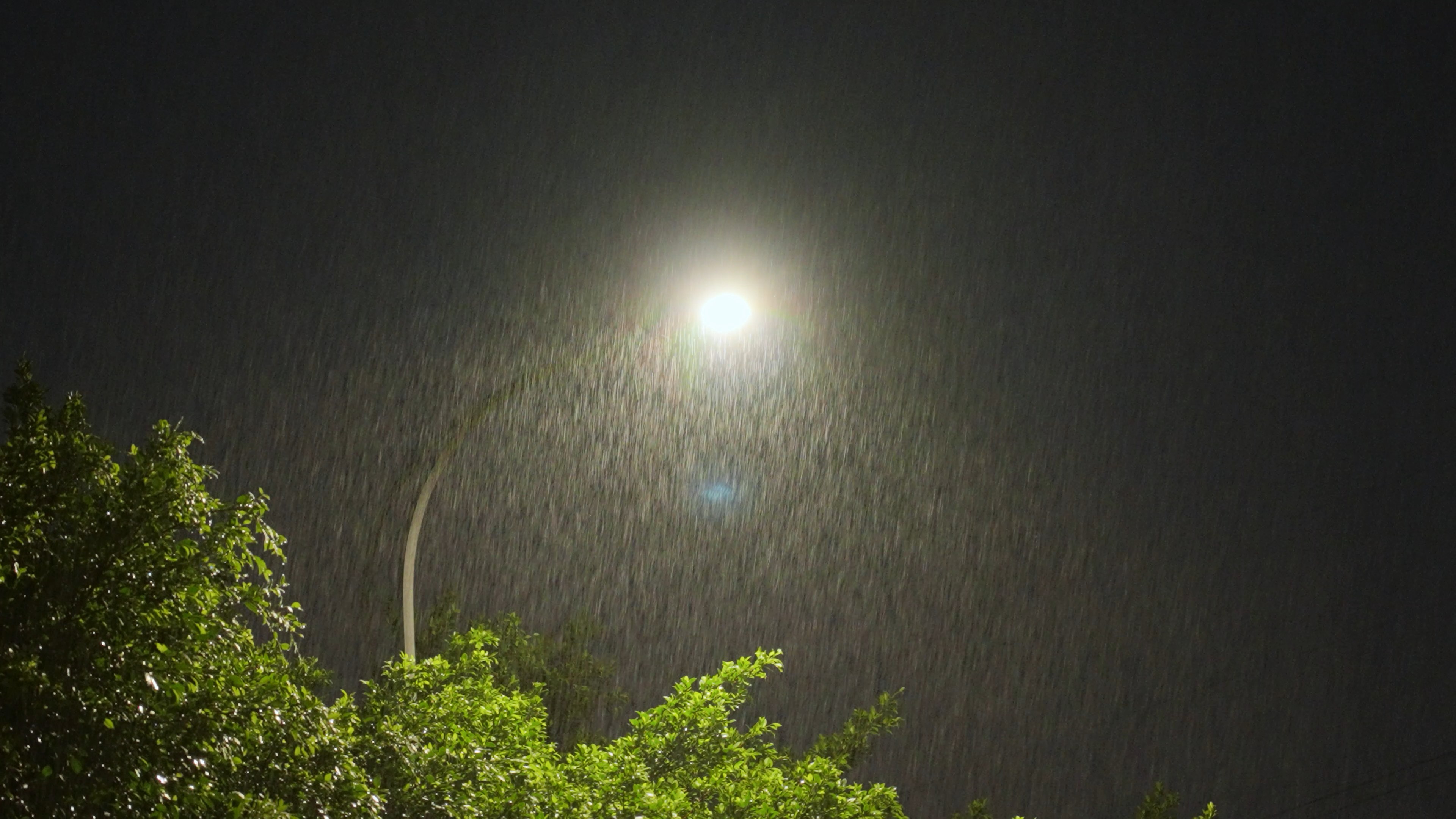 4k大雨夜晚街灯下孤独悲伤意境空镜视频的预览图
