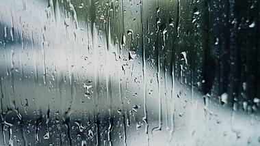 4k下雨天玻璃上雨水滑落伤感氛围空镜意境视频的预览图