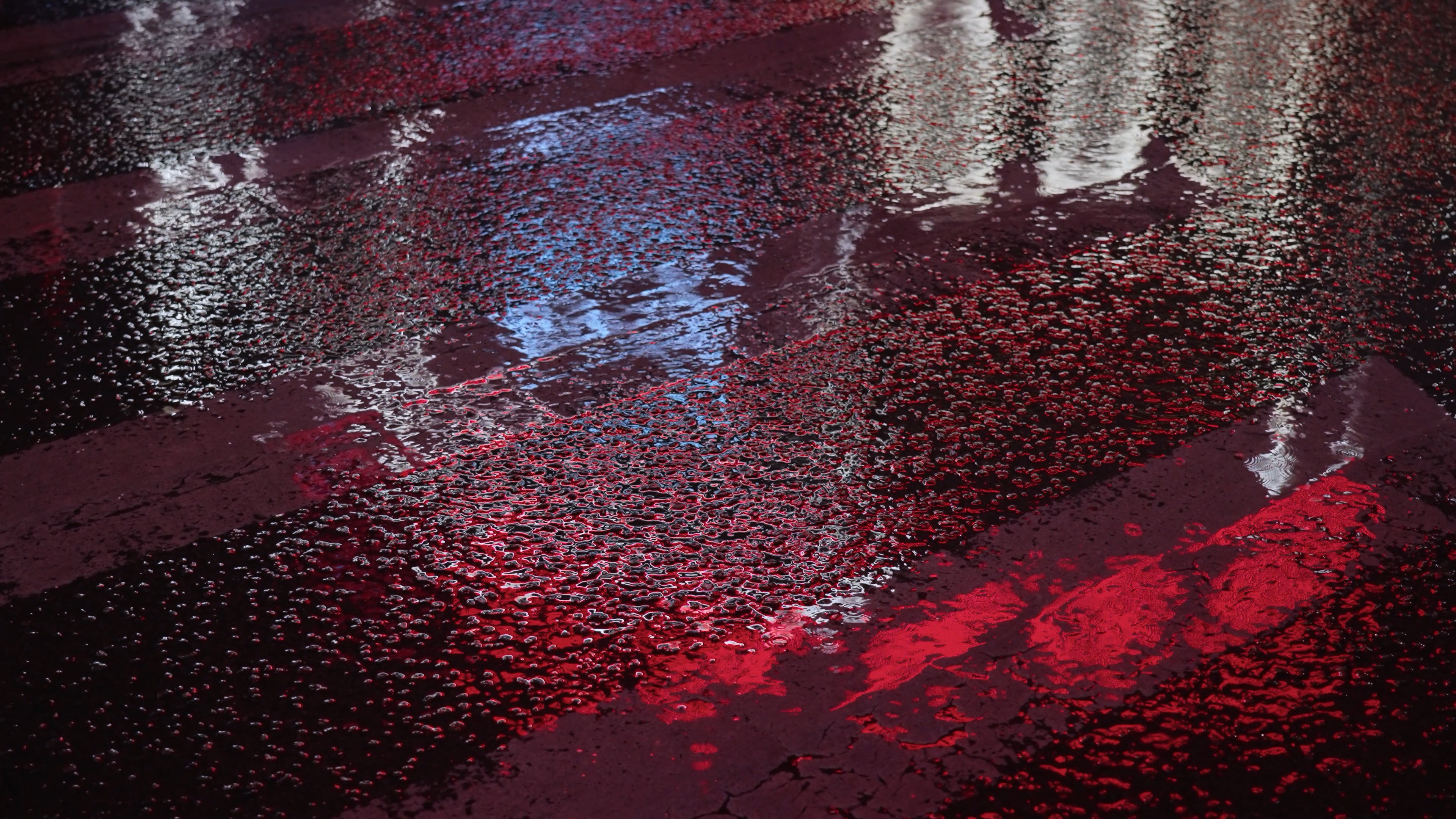 4k升格城市马路夜晚下雨天伤感意境场景视频的预览图
