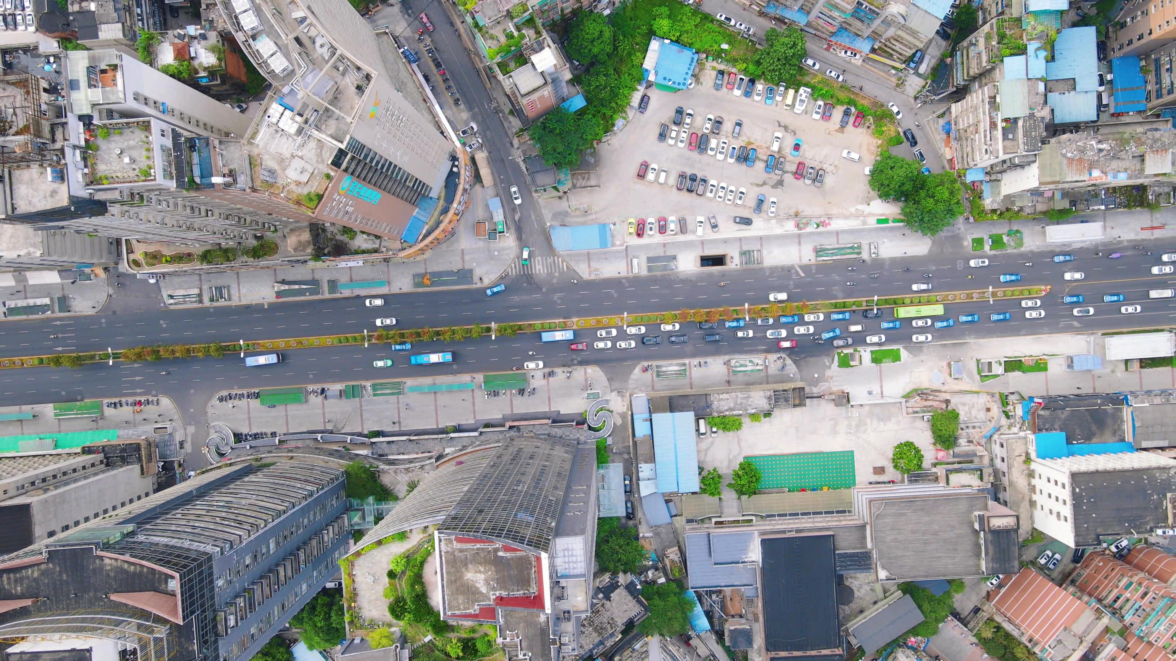 4K俯拍贵州贵阳城市拥堵的马路街道交通视频的预览图