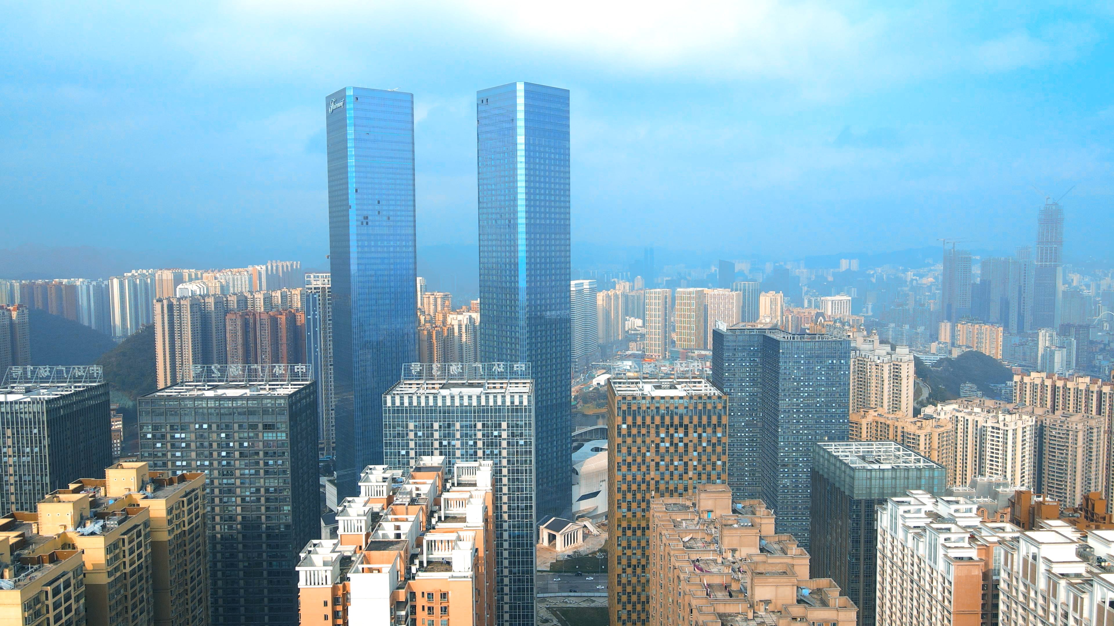 4K大气航拍亚洲第一楼盘贵阳花果园高楼视频的预览图