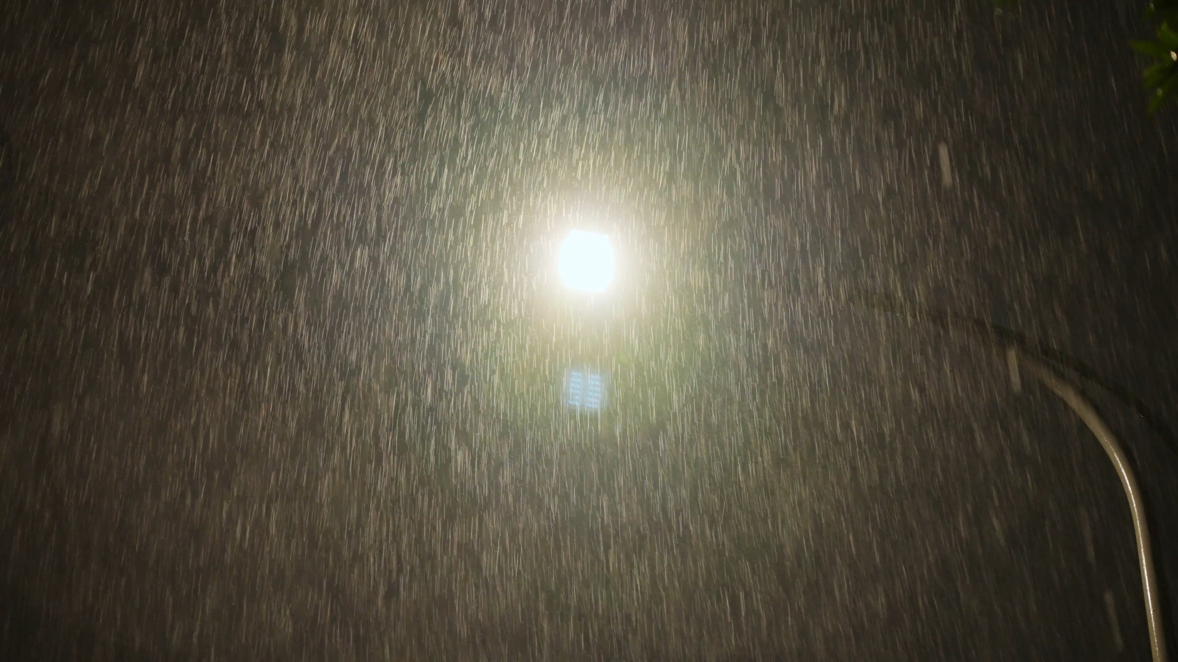 4k仰拍夜晚大雨下的路灯雨天伤感氛围空镜视频的预览图