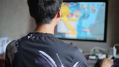 4k男生沉迷游戏打电脑游戏玩游戏人物背影实拍视频的预览图