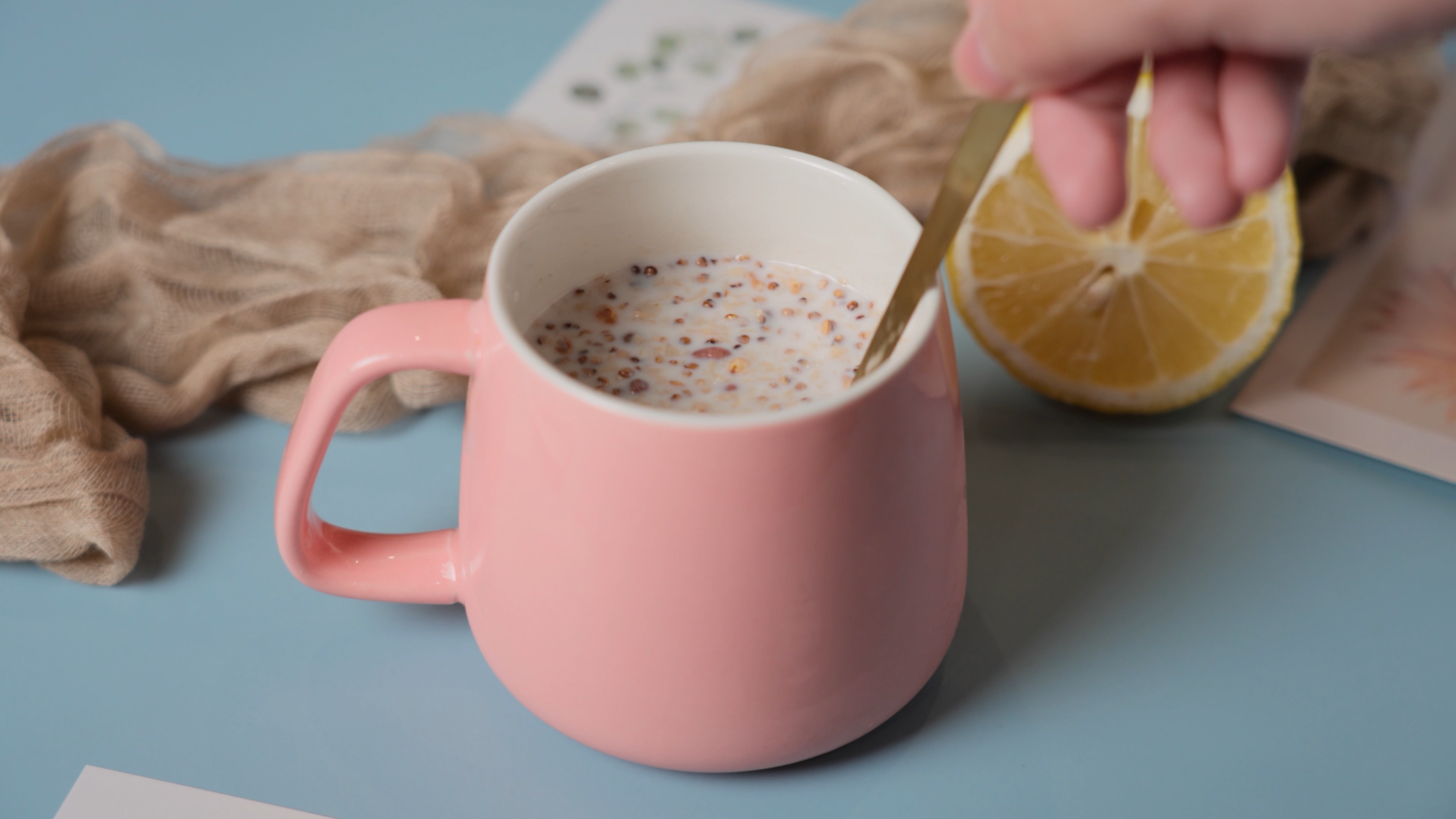 4k实拍谷物营养早餐牛奶泡麦片搅拌均匀美食广告宣传素材视频的预览图