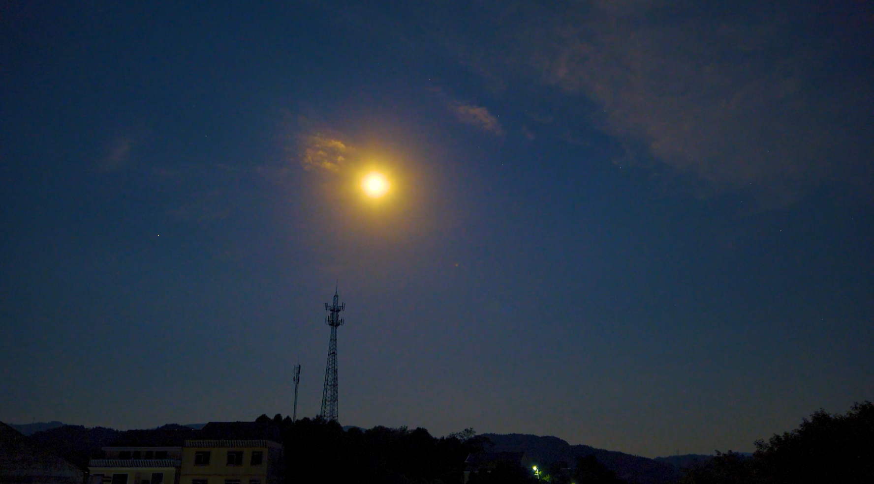 4K延时拍摄夜晚月亮在天空升起空镜视频视频的预览图