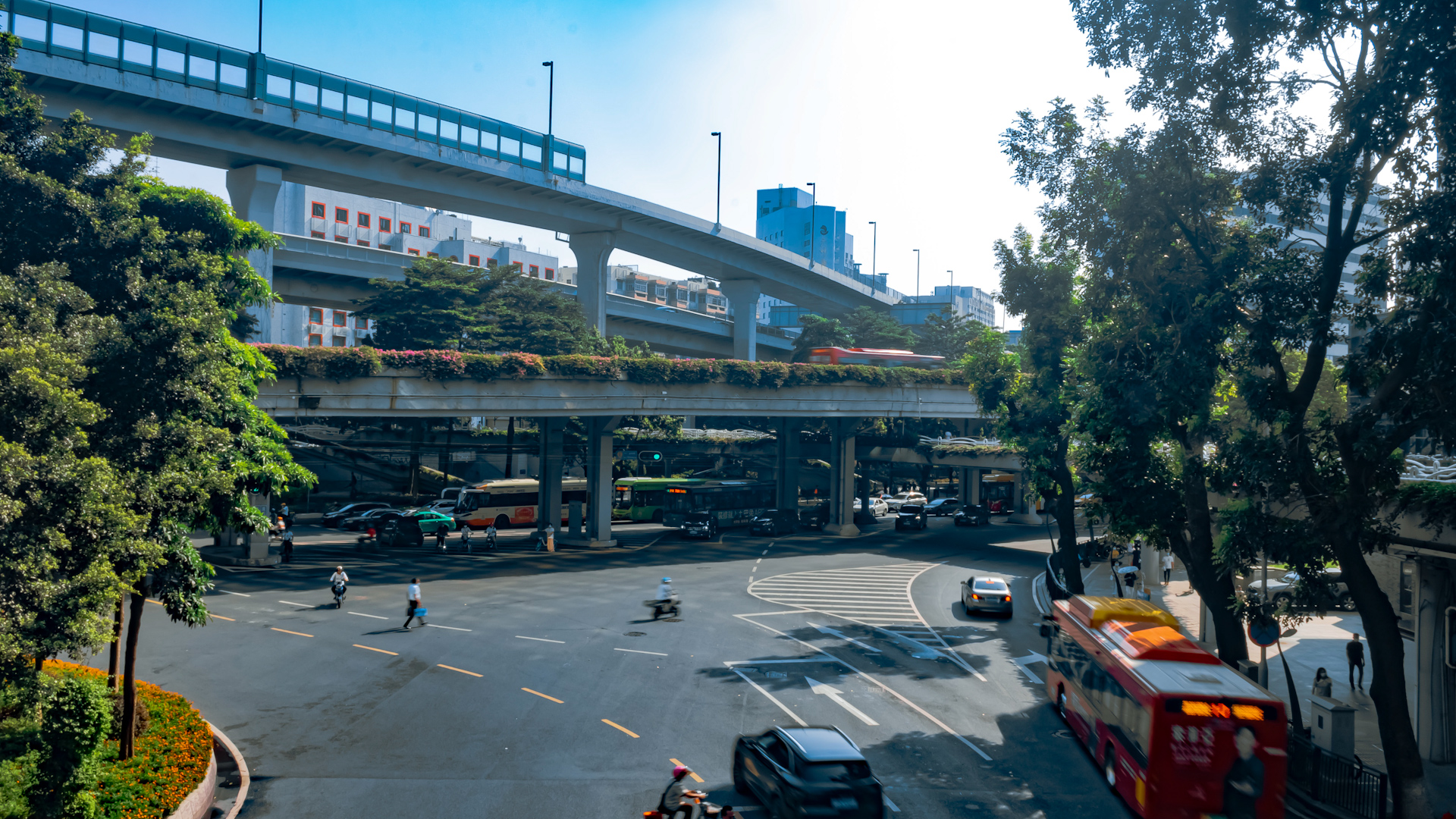 4k广州城市十字路口交通信号灯闪烁车流延时视频的预览图