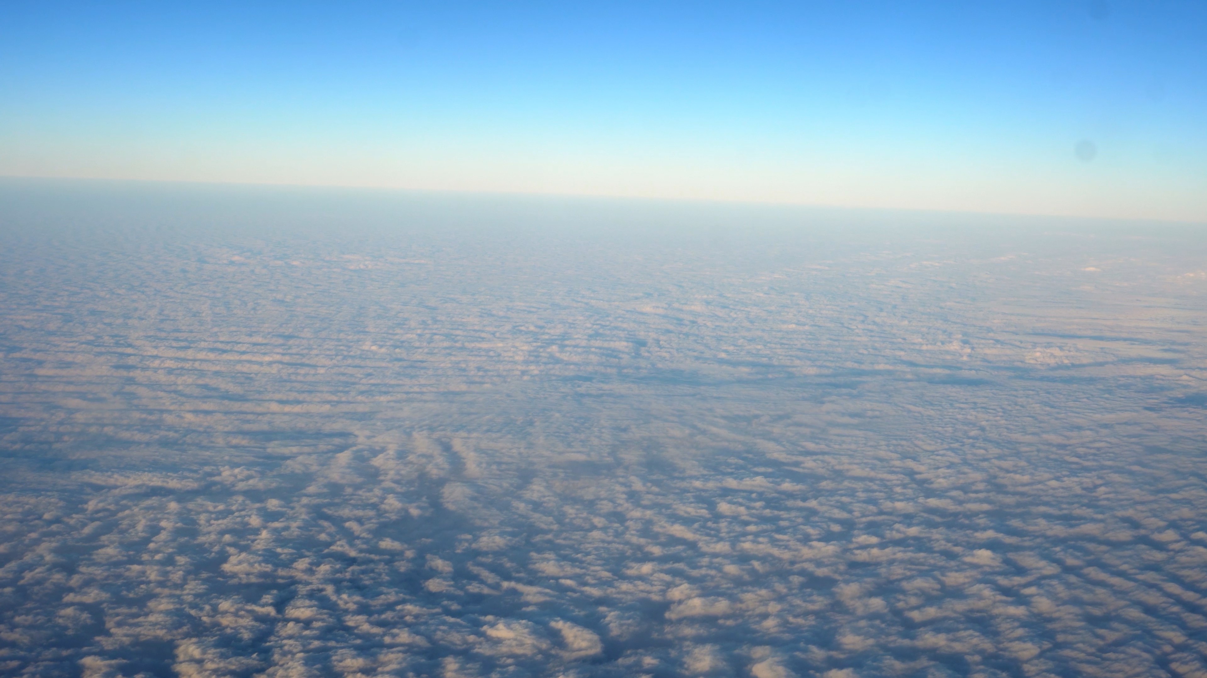 4K实拍飞机窗外云层涌动滚动缱绻画面视频的预览图