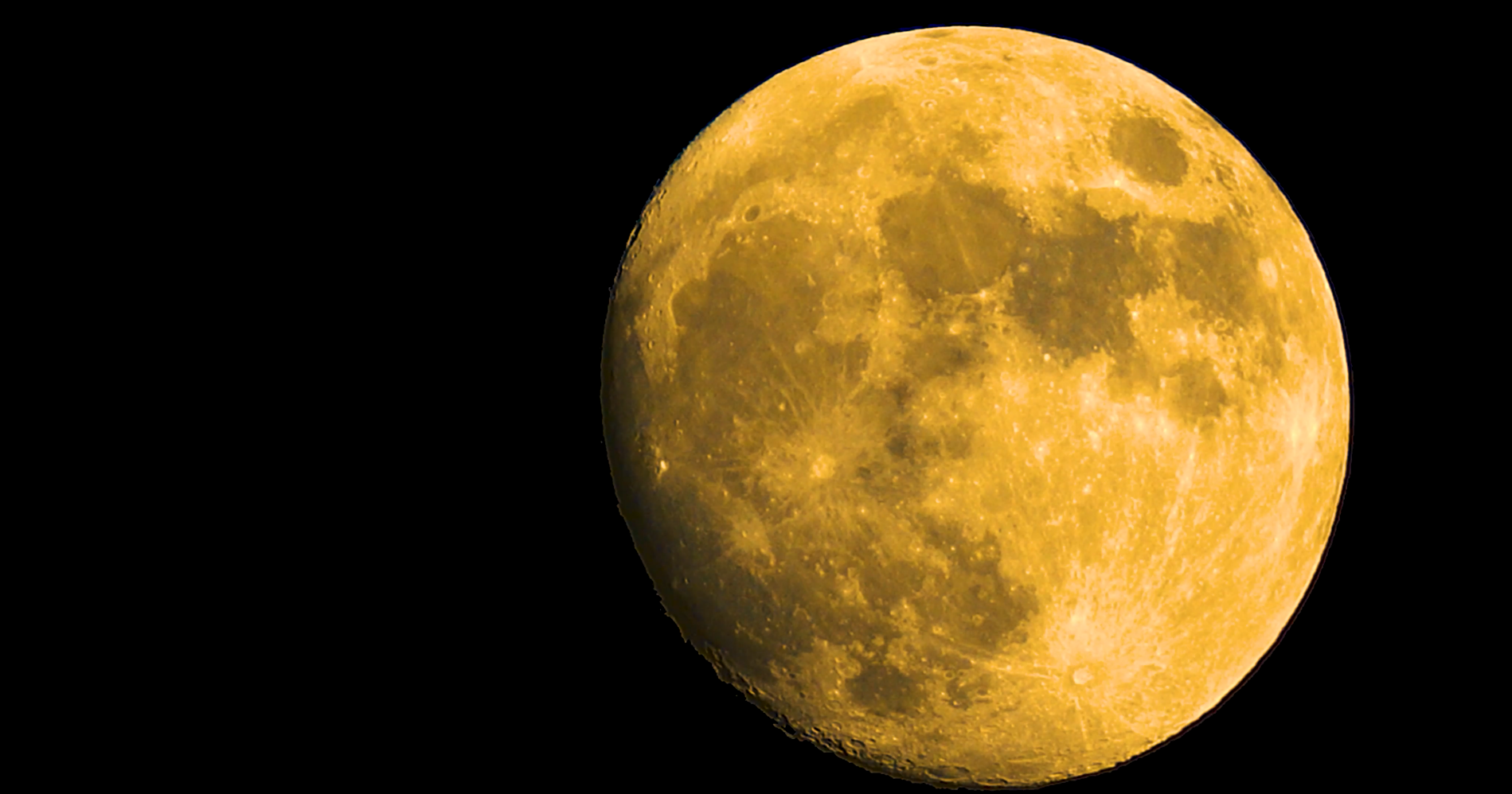 4K夜晚月亮在天空升起超级月亮大特写延时拍摄视频的预览图