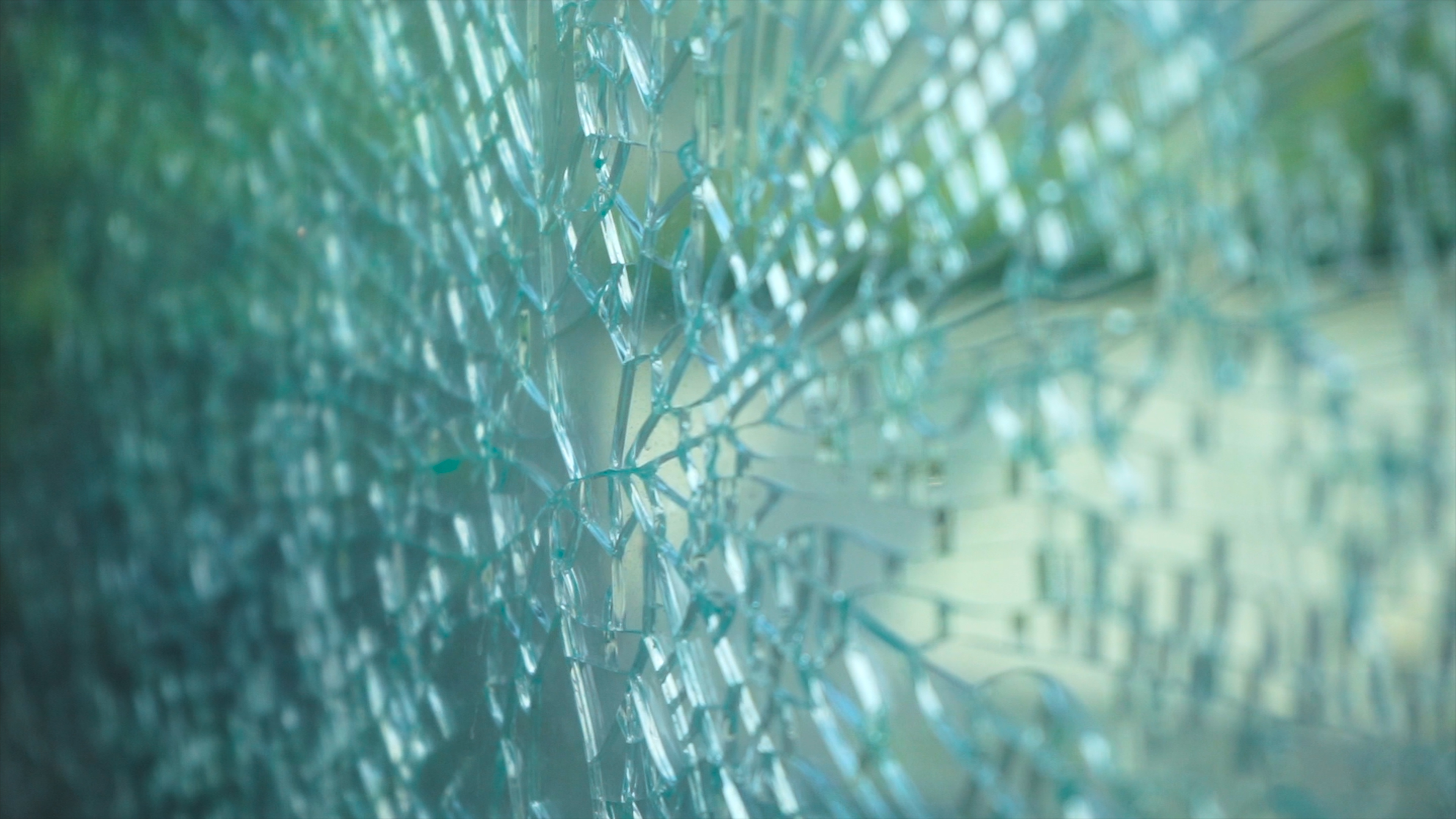 4K实拍玻璃破碎玻璃大面积裂纹视频的预览图