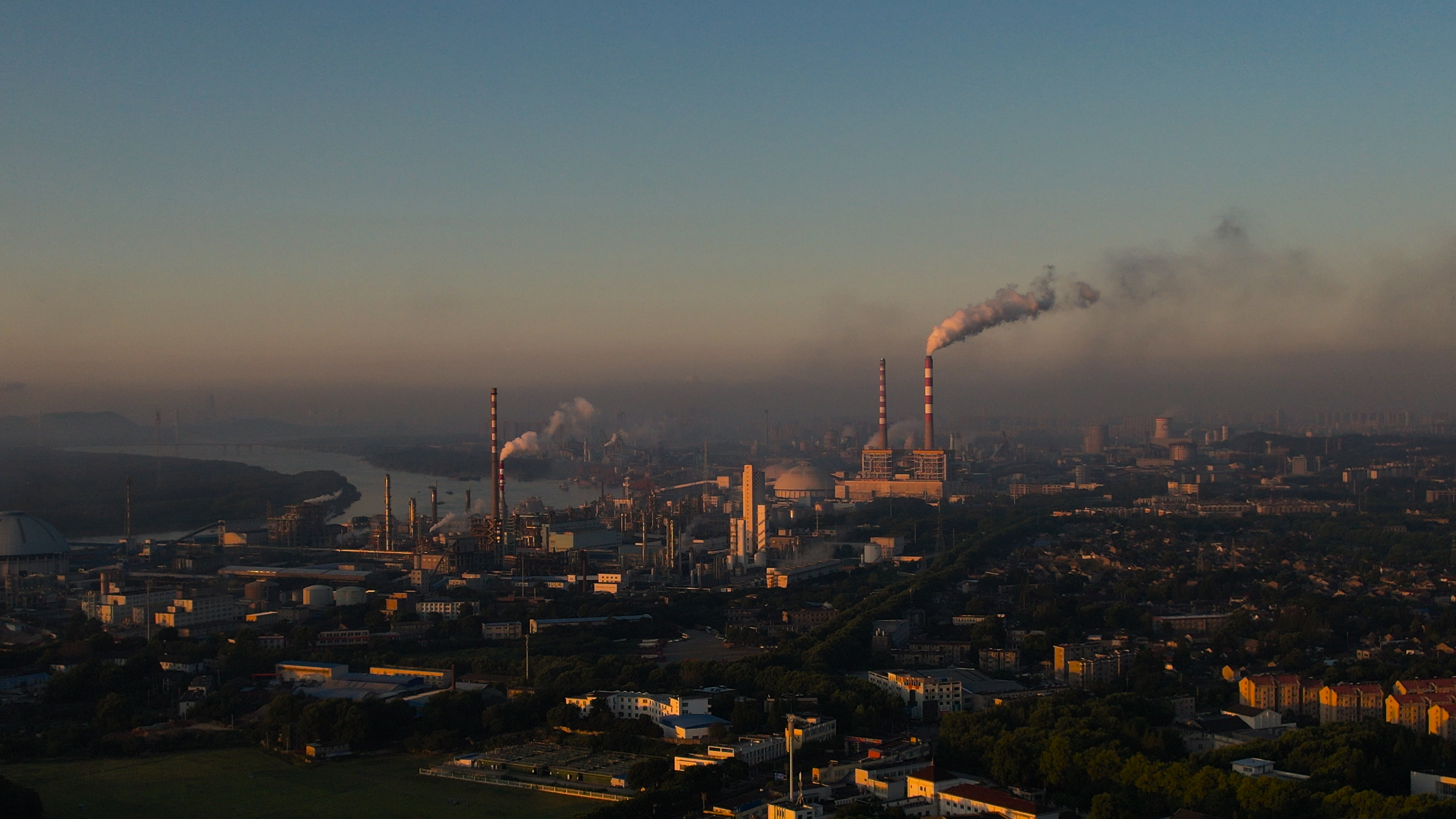 4K航拍早晨晨曦中化工厂大烟囱废气排放工业视频视频的预览图