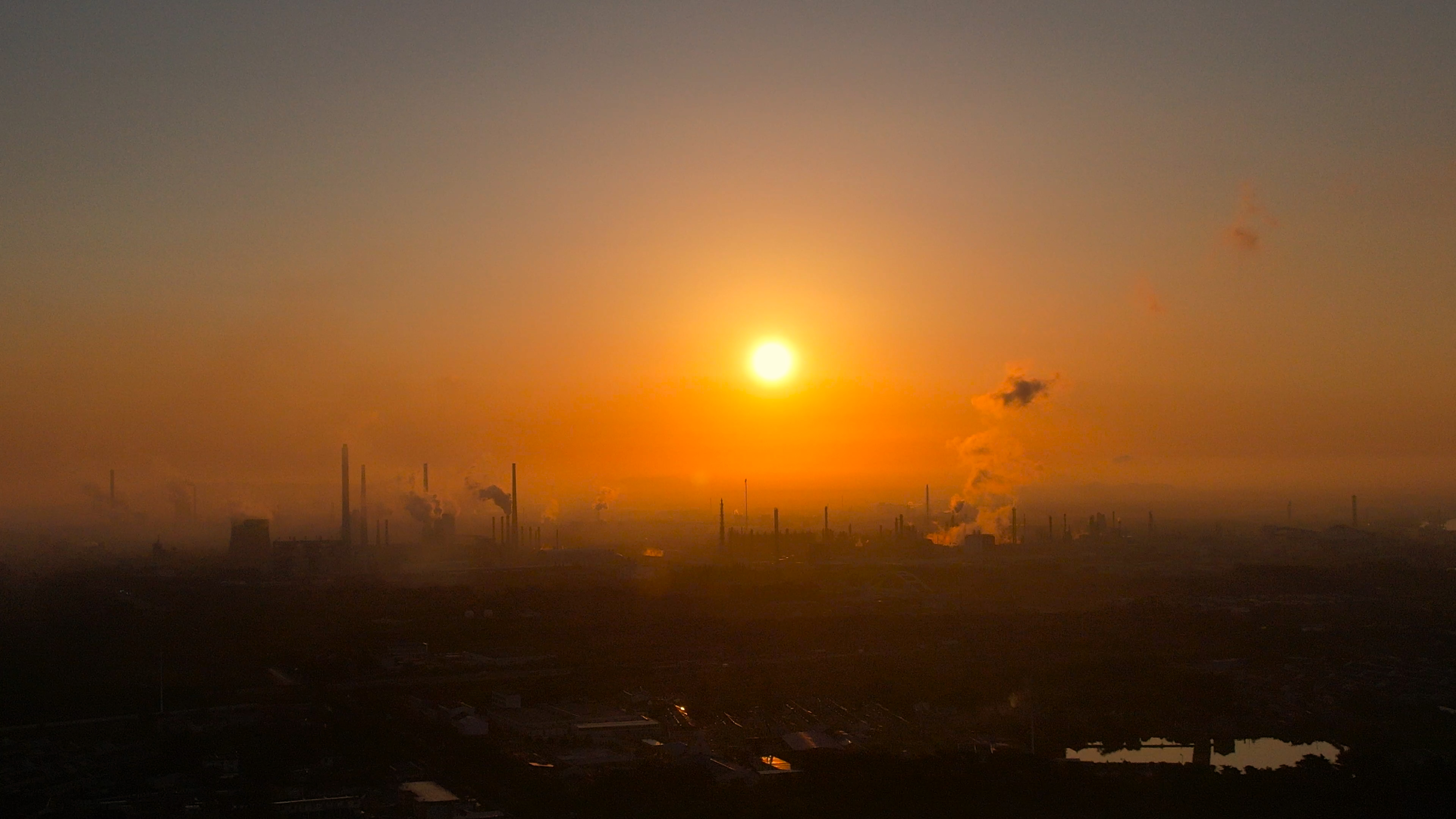 4K航拍城市日出景象化工厂排污工业实拍视频的预览图