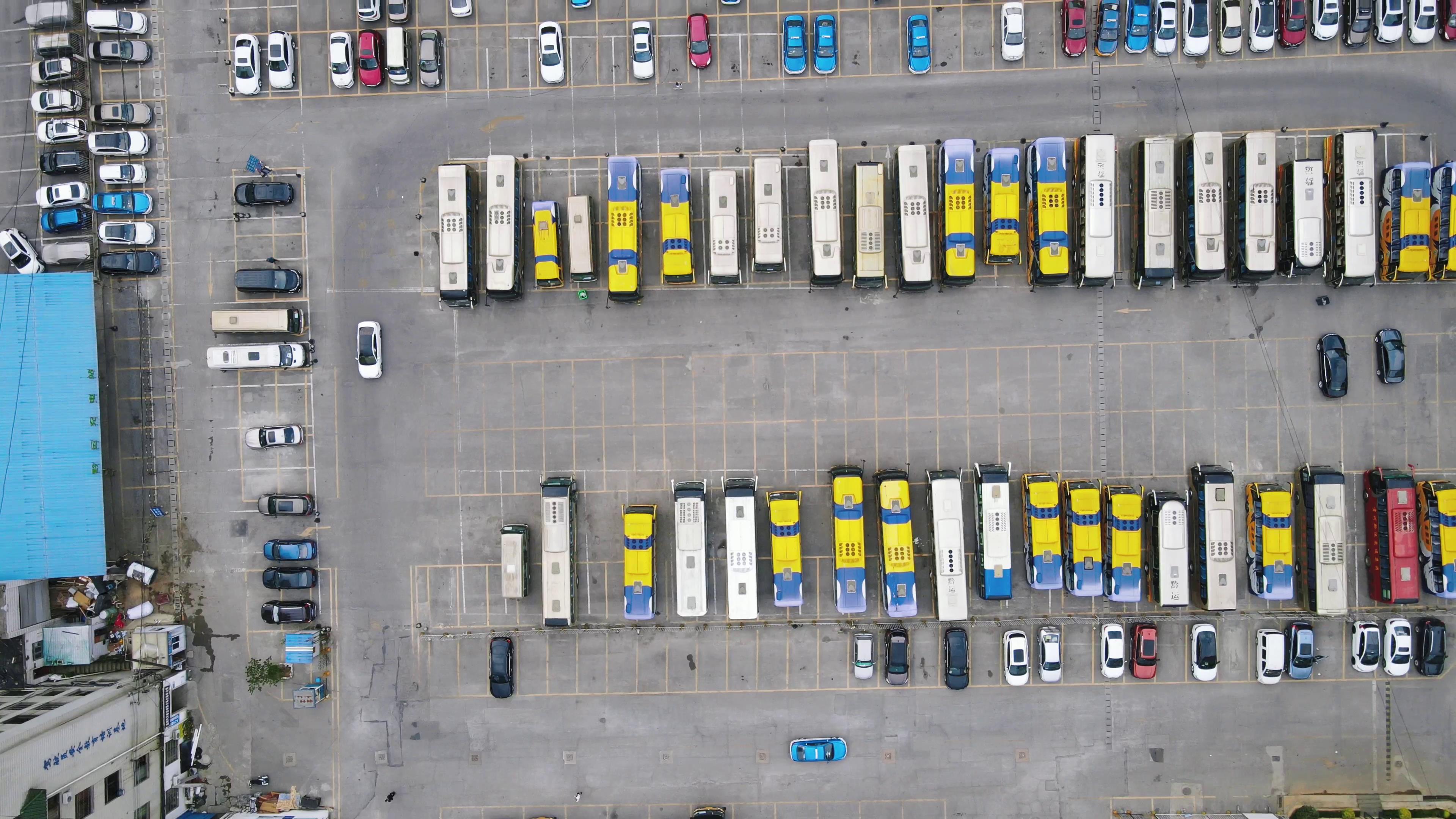 4K俯拍室外露天停车场城市交通视频视频的预览图