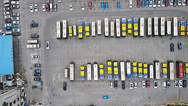4K俯拍室外露天停车场城市交通视频视频的预览图