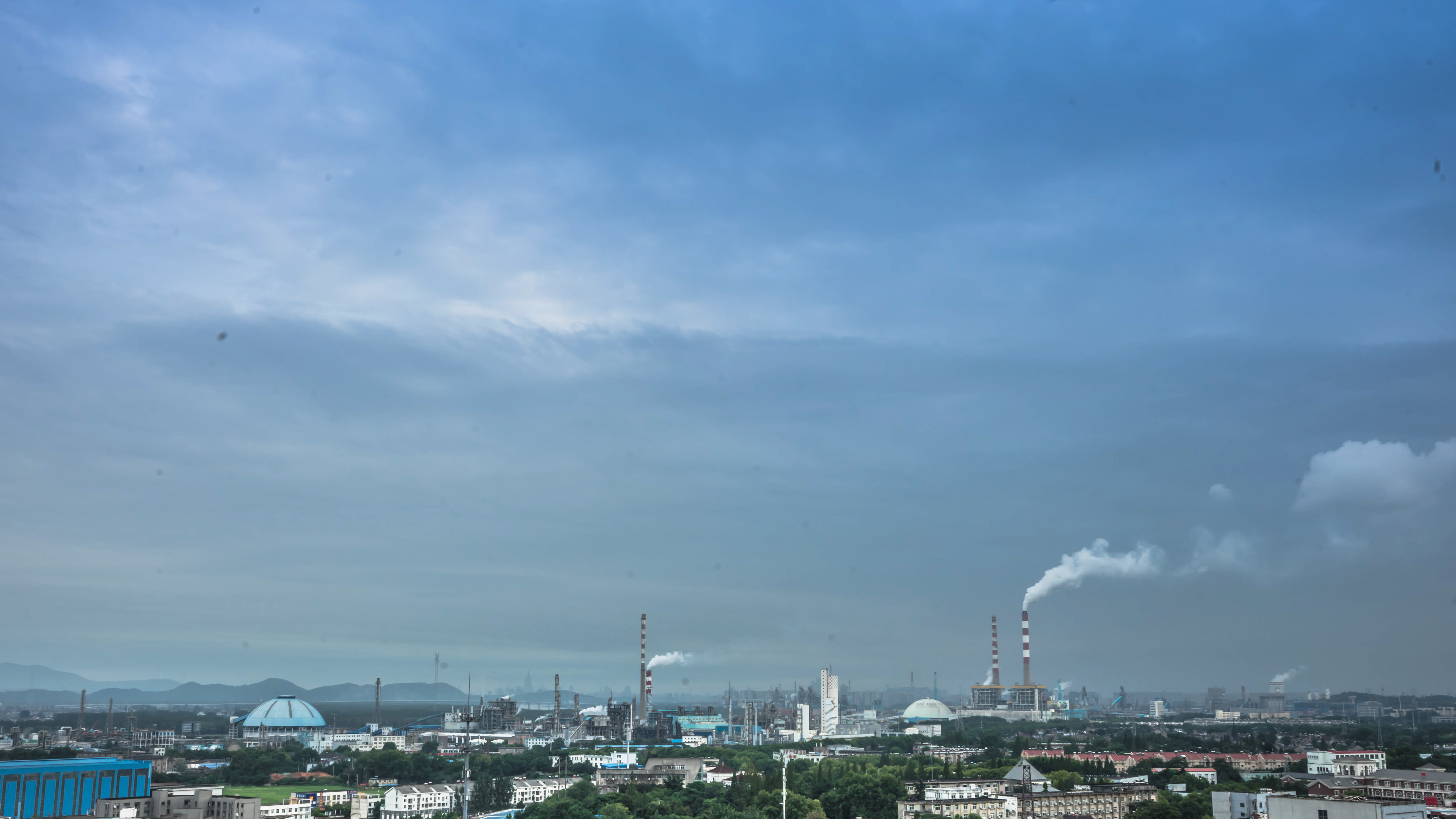 4K实拍工业厂区化工厂大烟囱废气排放视频的预览图