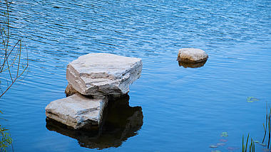 4k实拍湖水中的石头自然风景视频的预览图