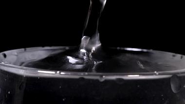 4K高速拍摄倒白酒液体入杯升格视频的预览图