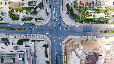 4K俯拍贵阳城市十字交叉路口车流交通视频的预览图